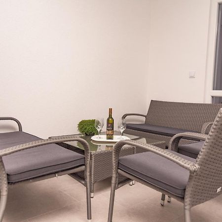 Apartmani Marijamagdalena Gračac Exterior foto