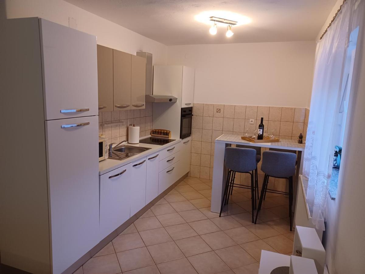 Apartmani Marijamagdalena Gračac Exterior foto